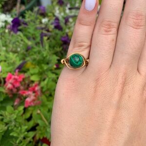NWOT green and black marble bead wire ring.